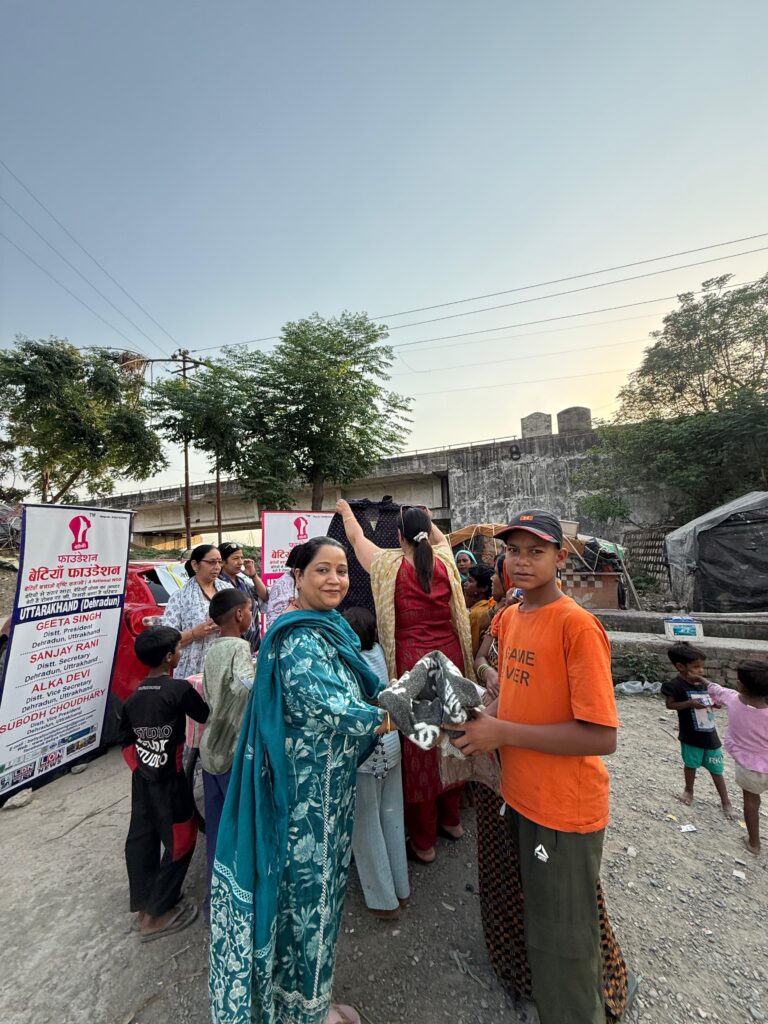 देहरादून की गरीब बस्ती में सहायता वितरण कार्यक्रम