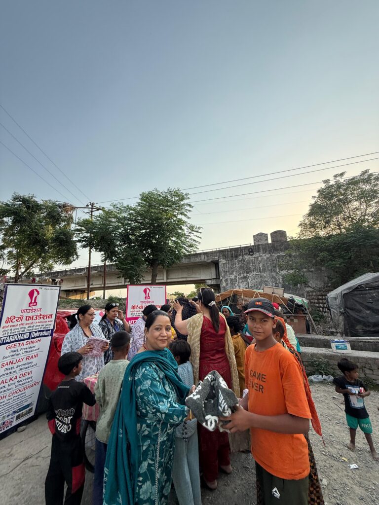 देहरादून की गरीब बस्ती में सहायता वितरण कार्यक्रम