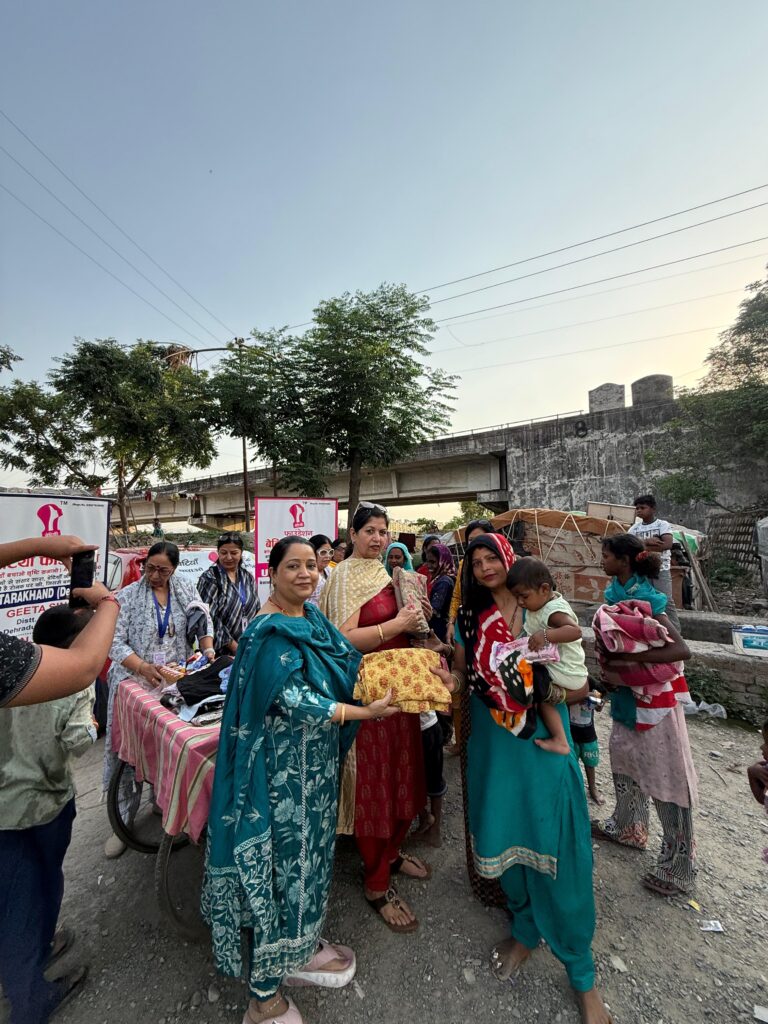 देहरादून की गरीब बस्ती में सहायता वितरण कार्यक्रम