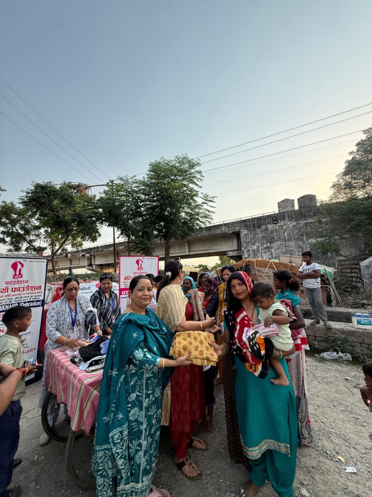 देहरादून की गरीब बस्ती में सहायता वितरण कार्यक्रम