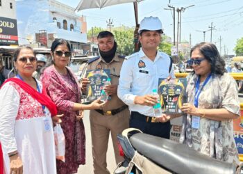 मेरठ में ट्रैफिक पुलिस सम्मान एवं जल वितरण कार्यक्रम